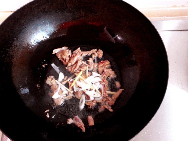 荷兰豆木耳炒肉步骤3