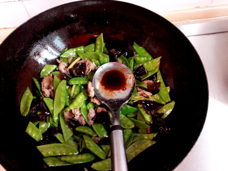 荷兰豆木耳炒肉步骤6