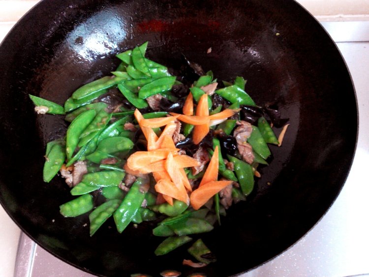 荷兰豆木耳炒肉步骤7