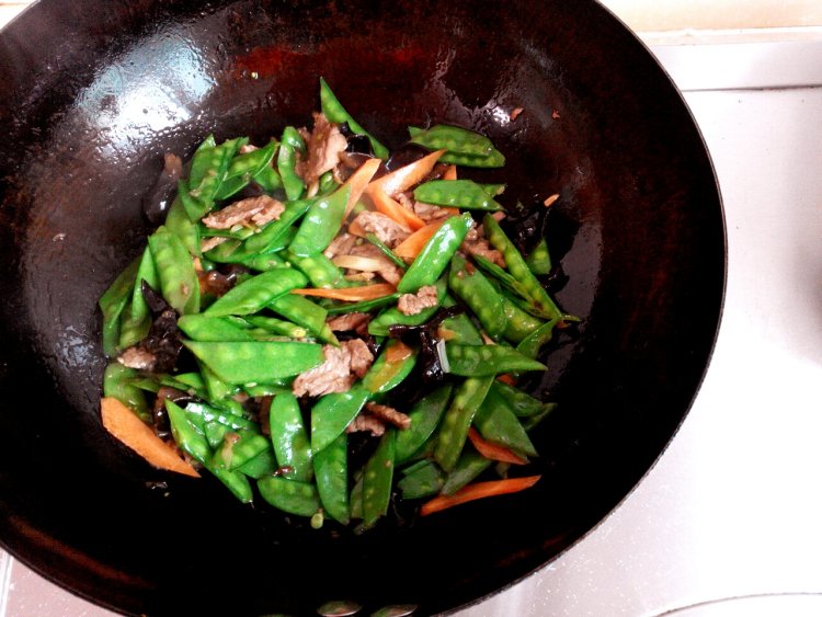 荷兰豆木耳炒肉步骤8