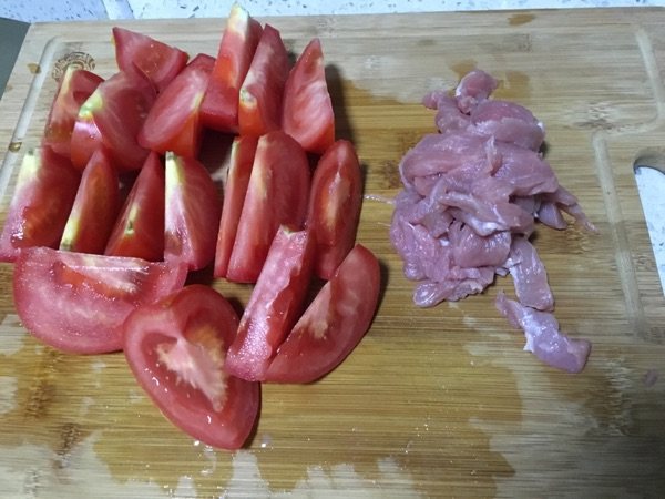 番茄豌豆炒肉片步骤3