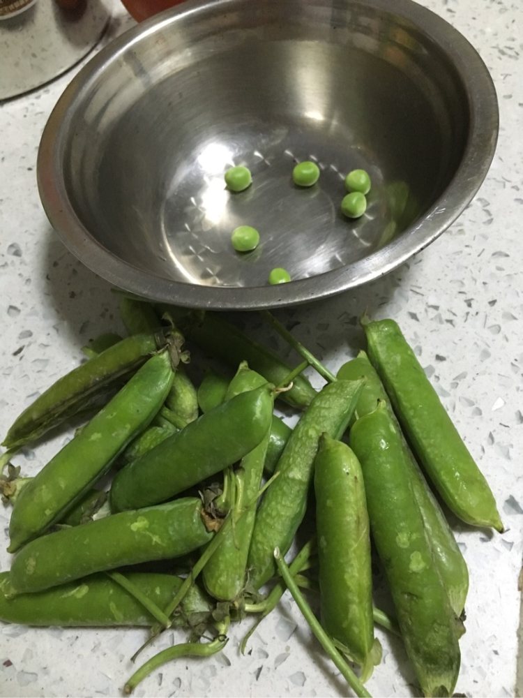 番茄豌豆炒肉片步骤1