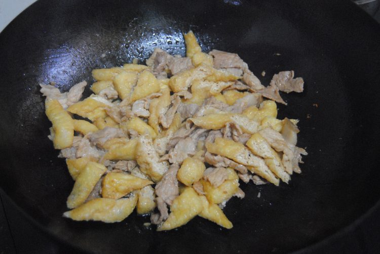 豆腐泡炒肉片步骤7