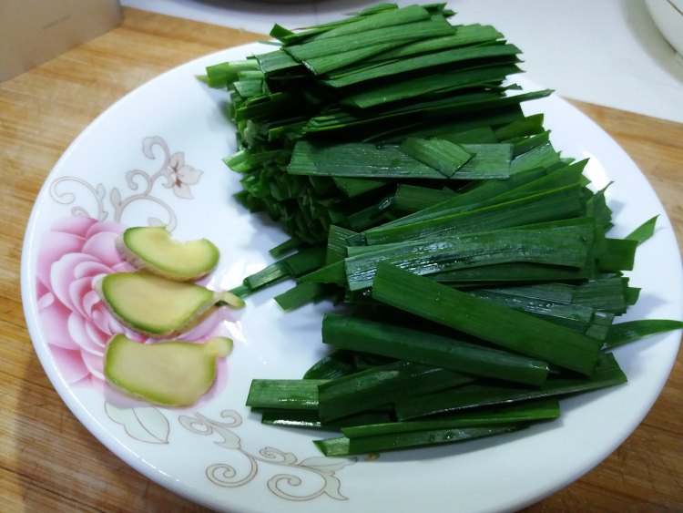 韭菜豆芽炒合菜步骤2