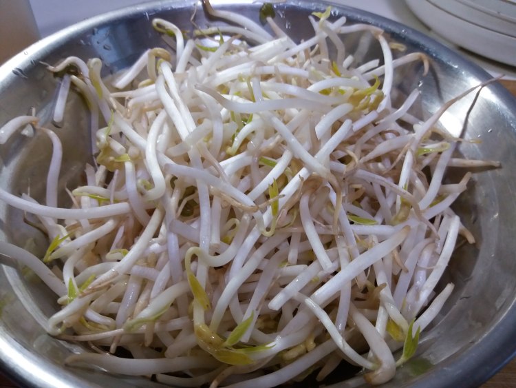 韭菜豆芽炒合菜步骤3