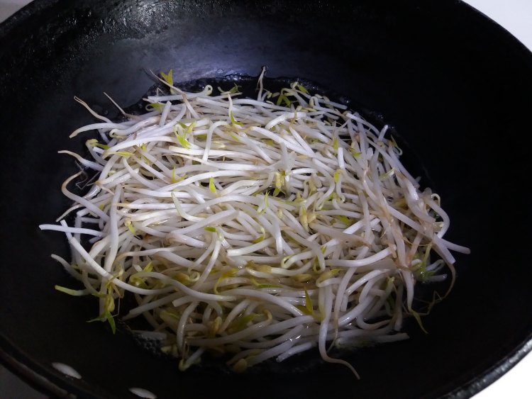 韭菜豆芽炒合菜步骤4
