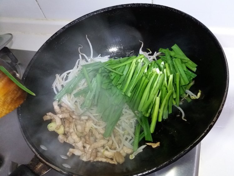 韭菜豆芽炒合菜步骤8