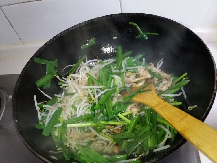 韭菜豆芽炒合菜步骤9