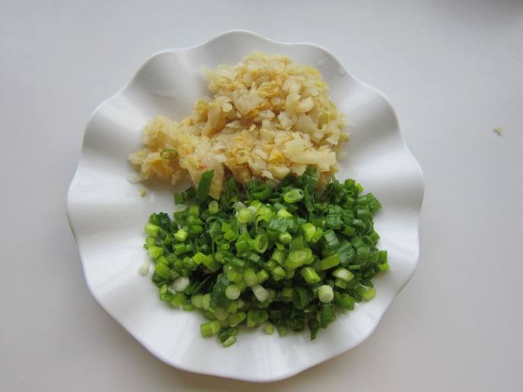 酸菜肉末煎饺步骤2