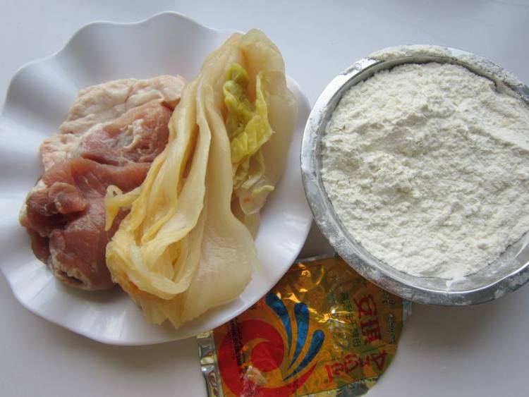 酸菜肉末煎饺步骤1