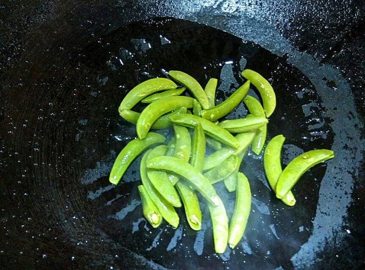 肉糕瘦肉炒甜豆步骤2