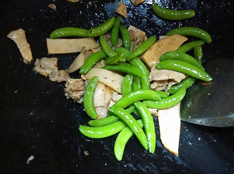 肉糕瘦肉炒甜豆步骤6