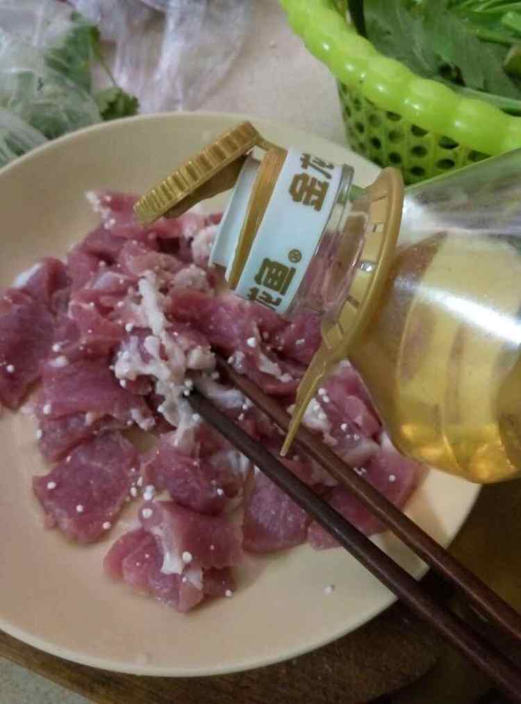 青红椒炒猪肉步骤5