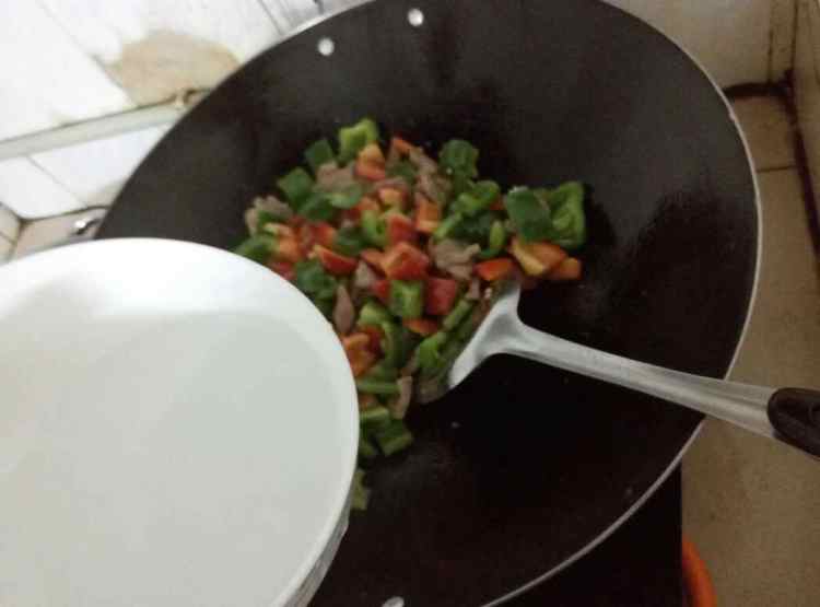 青红椒炒猪肉步骤11