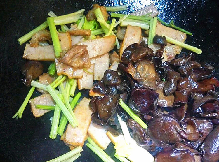 香芹木耳炒肉糕步骤5