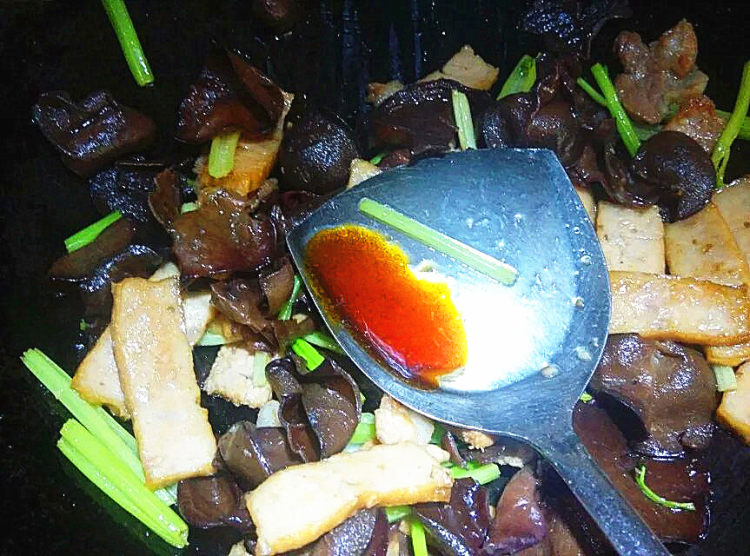 香芹木耳炒肉糕步骤6