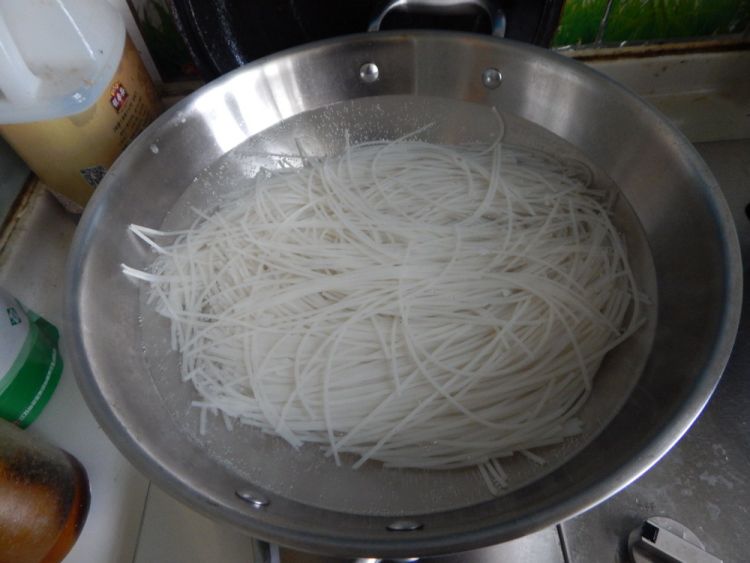 芹菜炒米线步骤2