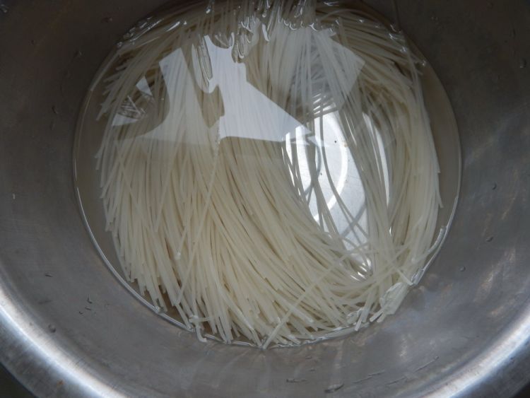 芹菜炒米线步骤1