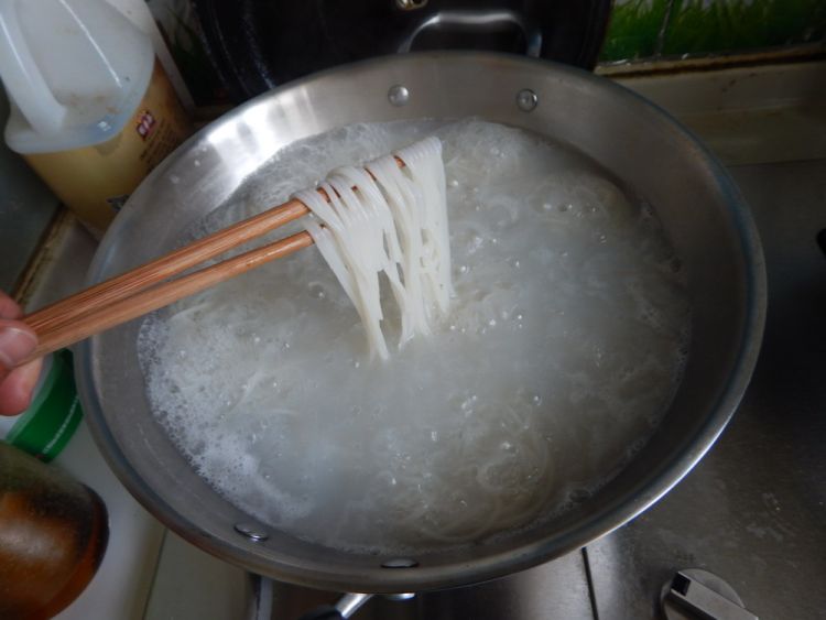 芹菜炒米线步骤4
