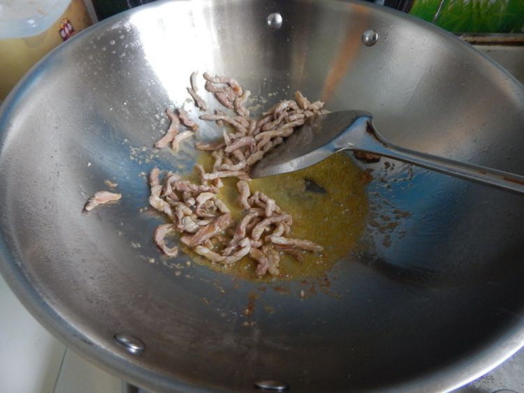 芹菜炒米线步骤8