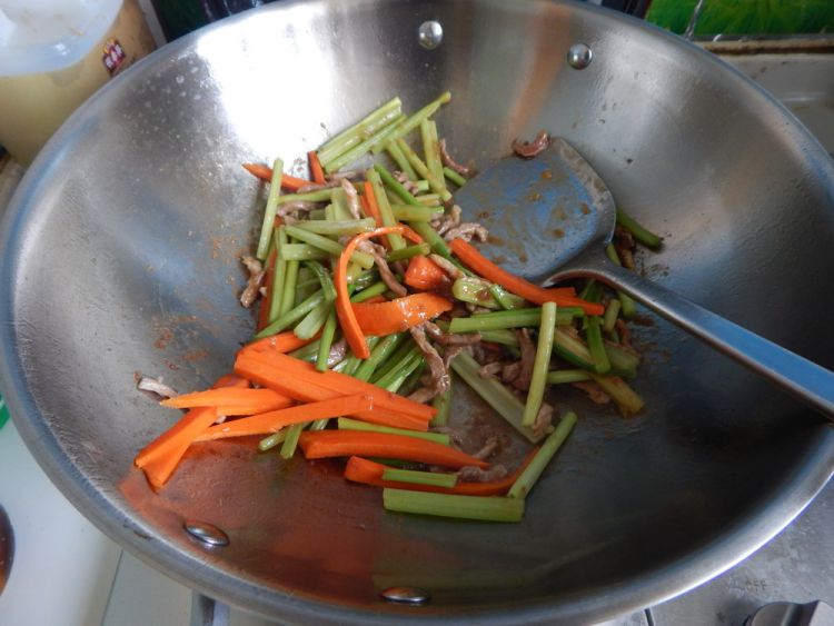 芹菜炒米线步骤10