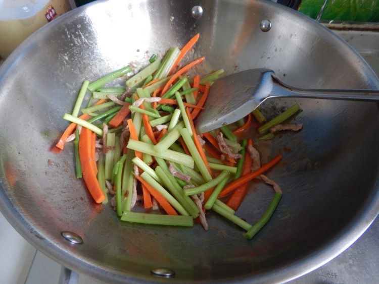 芹菜炒米线步骤11