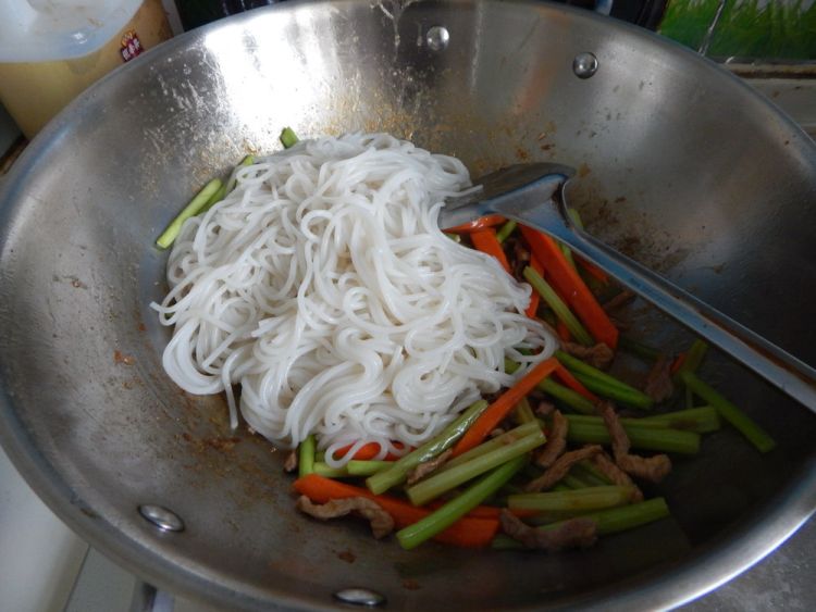 芹菜炒米线步骤12