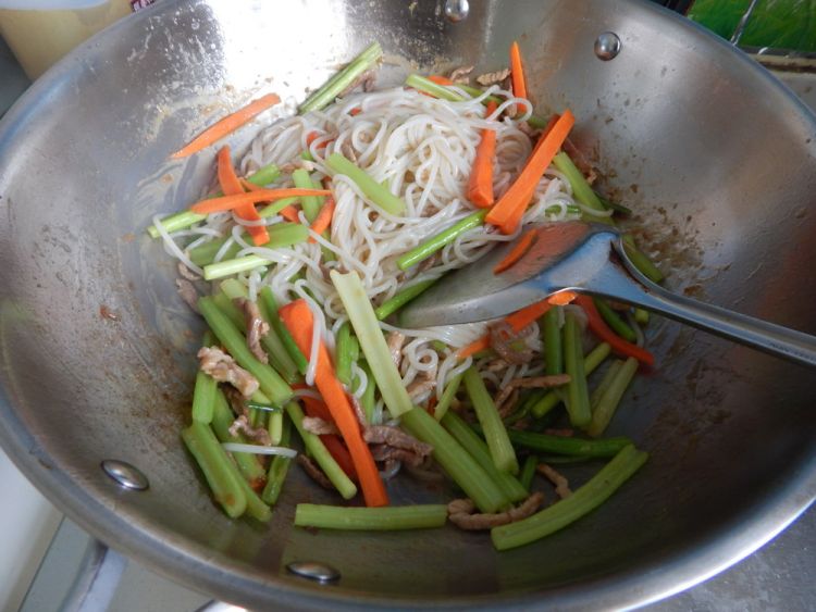 芹菜炒米线步骤13