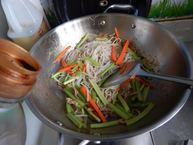 芹菜炒米线步骤14