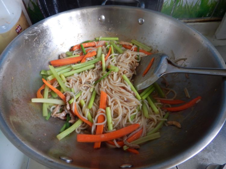 芹菜炒米线步骤17