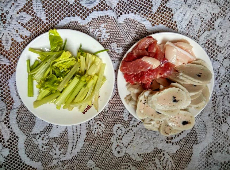 瘦肉香芹炒鱼卷步骤1