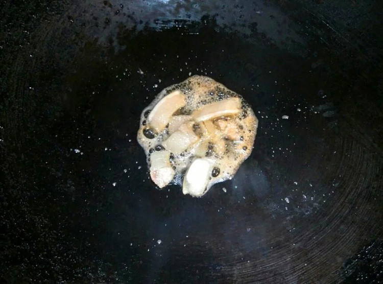 瘦肉香芹炒鱼卷步骤2