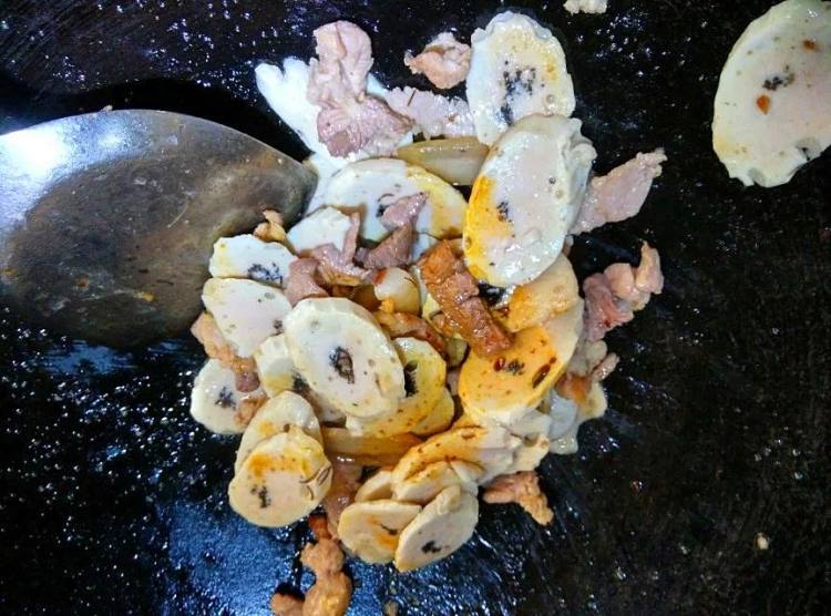 瘦肉香芹炒鱼卷步骤4