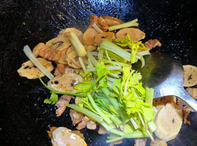 瘦肉香芹炒鱼卷步骤5