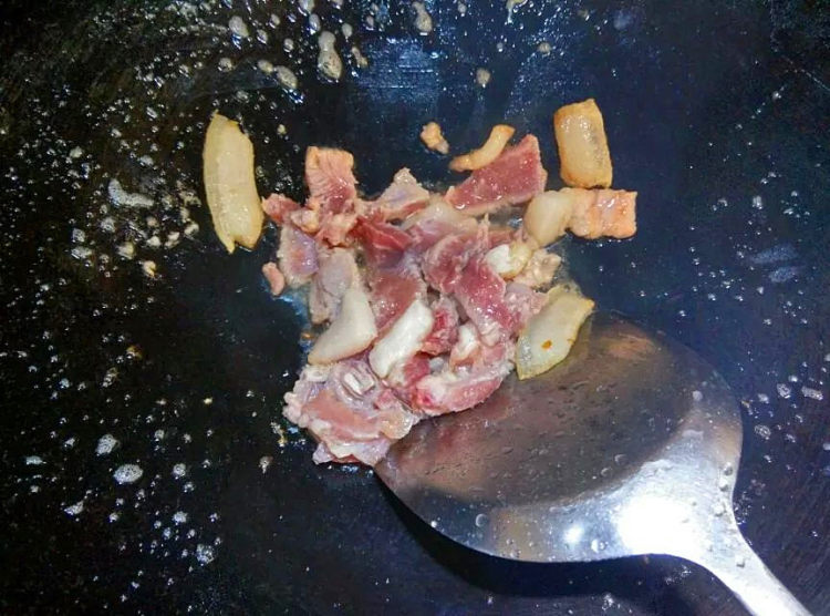 瘦肉香芹炒鱼卷步骤3