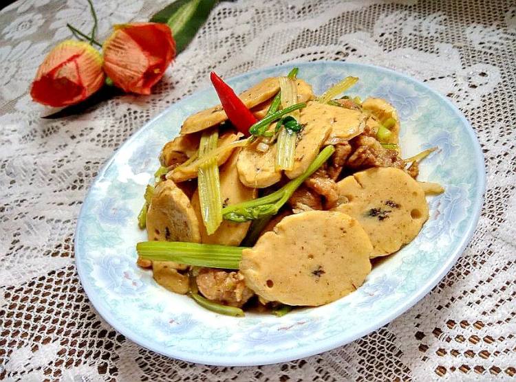 瘦肉香芹炒鱼卷步骤7