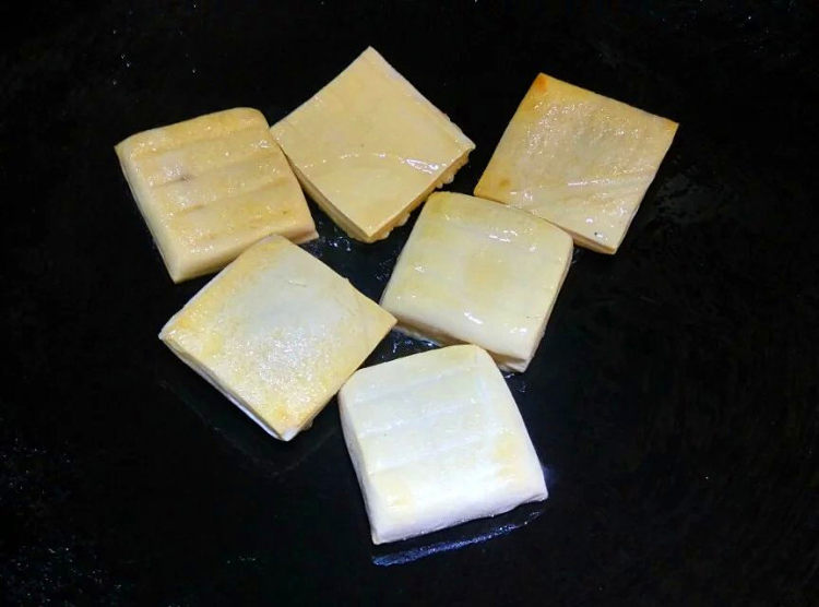 里脊肉焖茂名豆腐步骤2