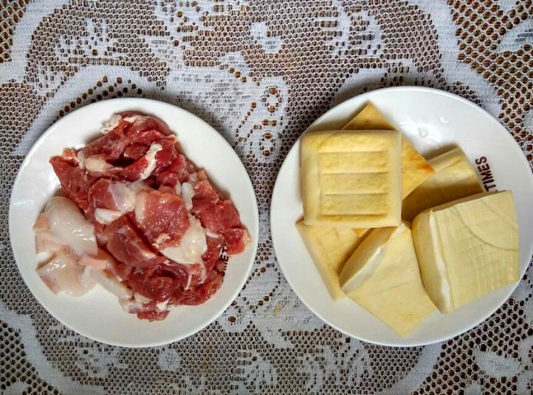 里脊肉焖茂名豆腐步骤1