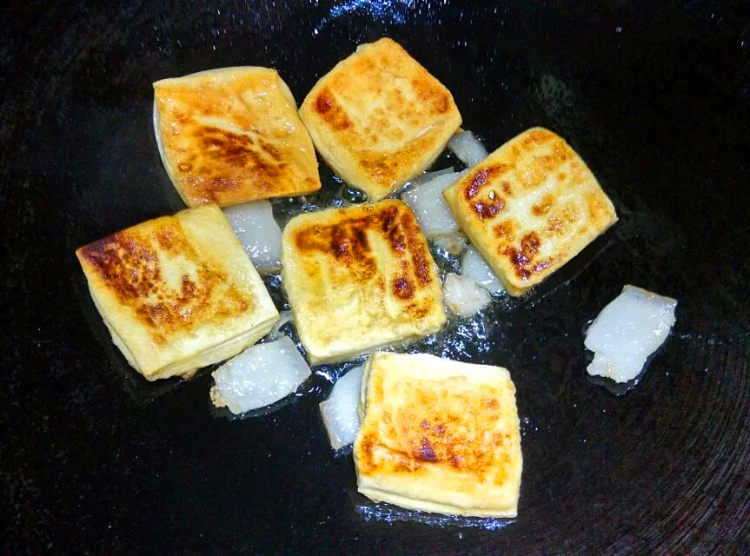 里脊肉焖茂名豆腐步骤3