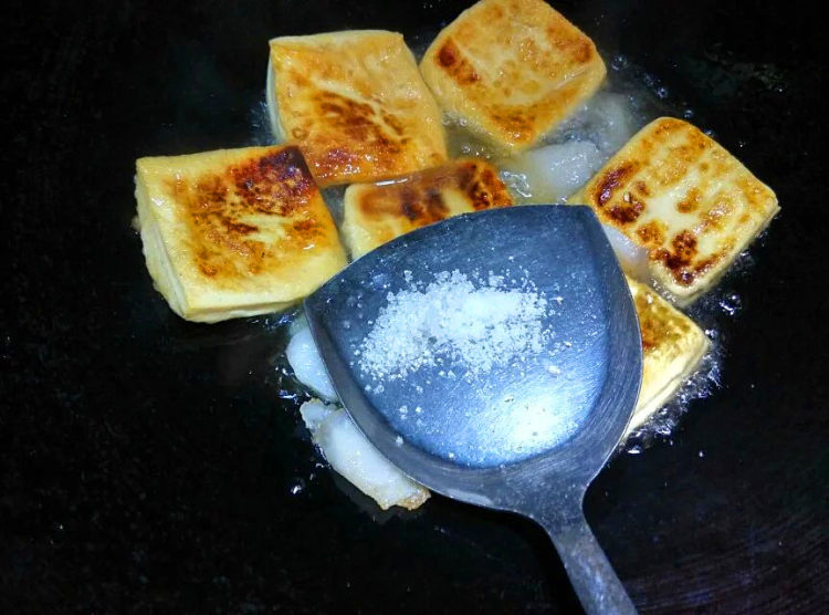 里脊肉焖茂名豆腐步骤4