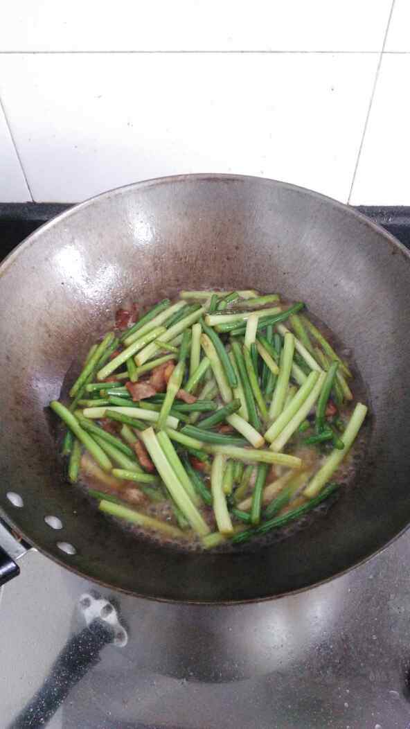 蒜苗炒肉片步骤5