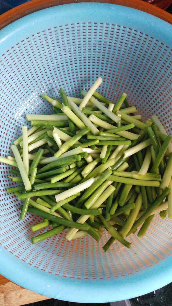 蒜苗炒肉片步骤2