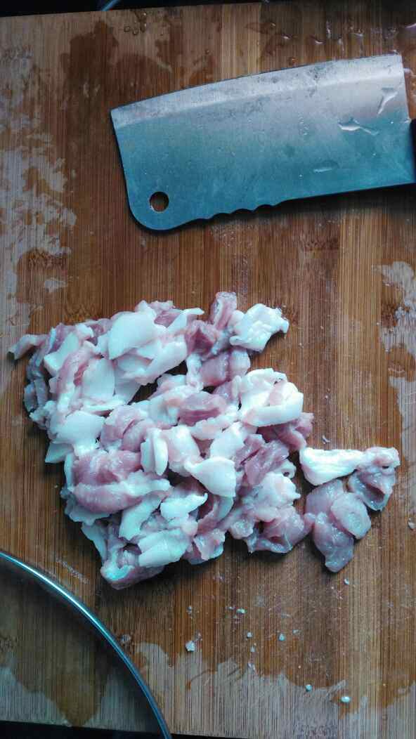 蒜苗炒肉片步骤1
