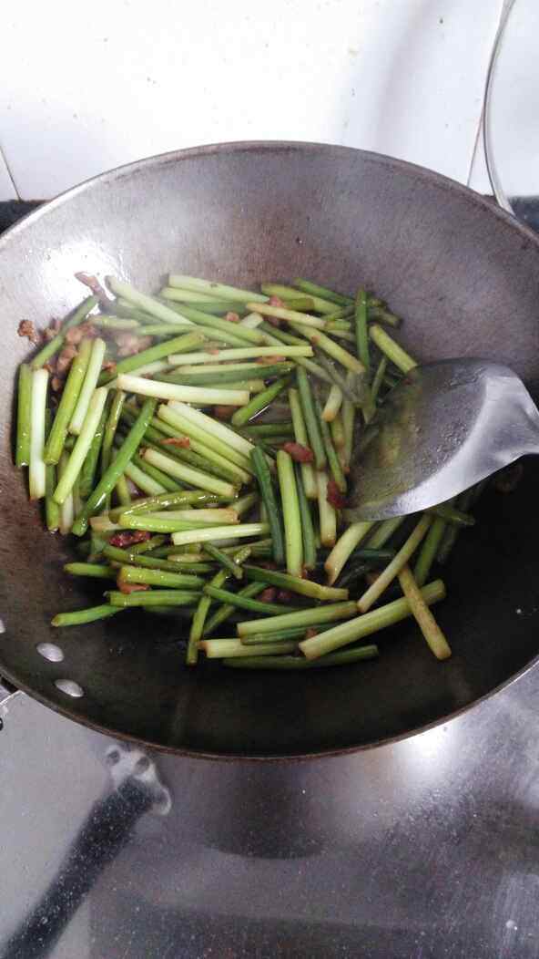 蒜苗炒肉片步骤6