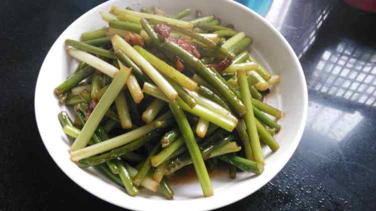 蒜苗炒肉片步骤7