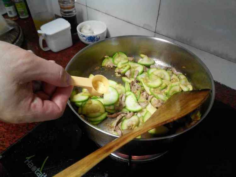 肉丝爆炒云南小瓜步骤8