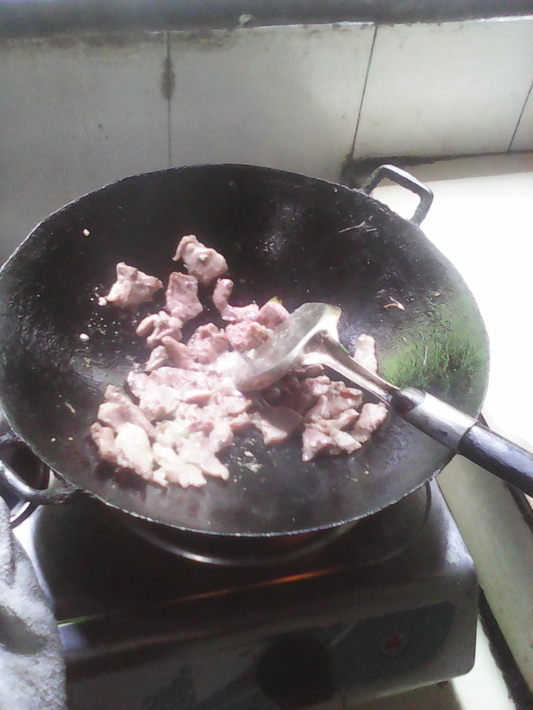 蛋皮辣椒炒肉步骤4
