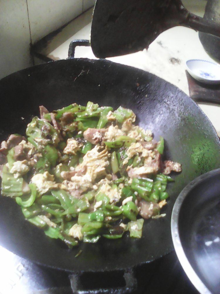 蛋皮辣椒炒肉步骤6