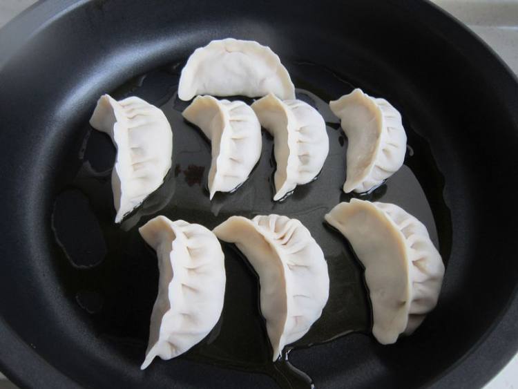 酸豇豆肉末煎饺步骤11