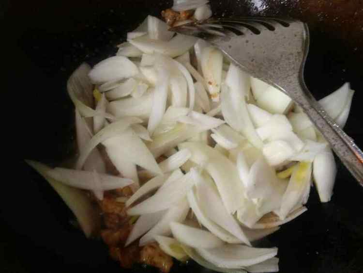 洋葱炒肉#多效护理一步骤5